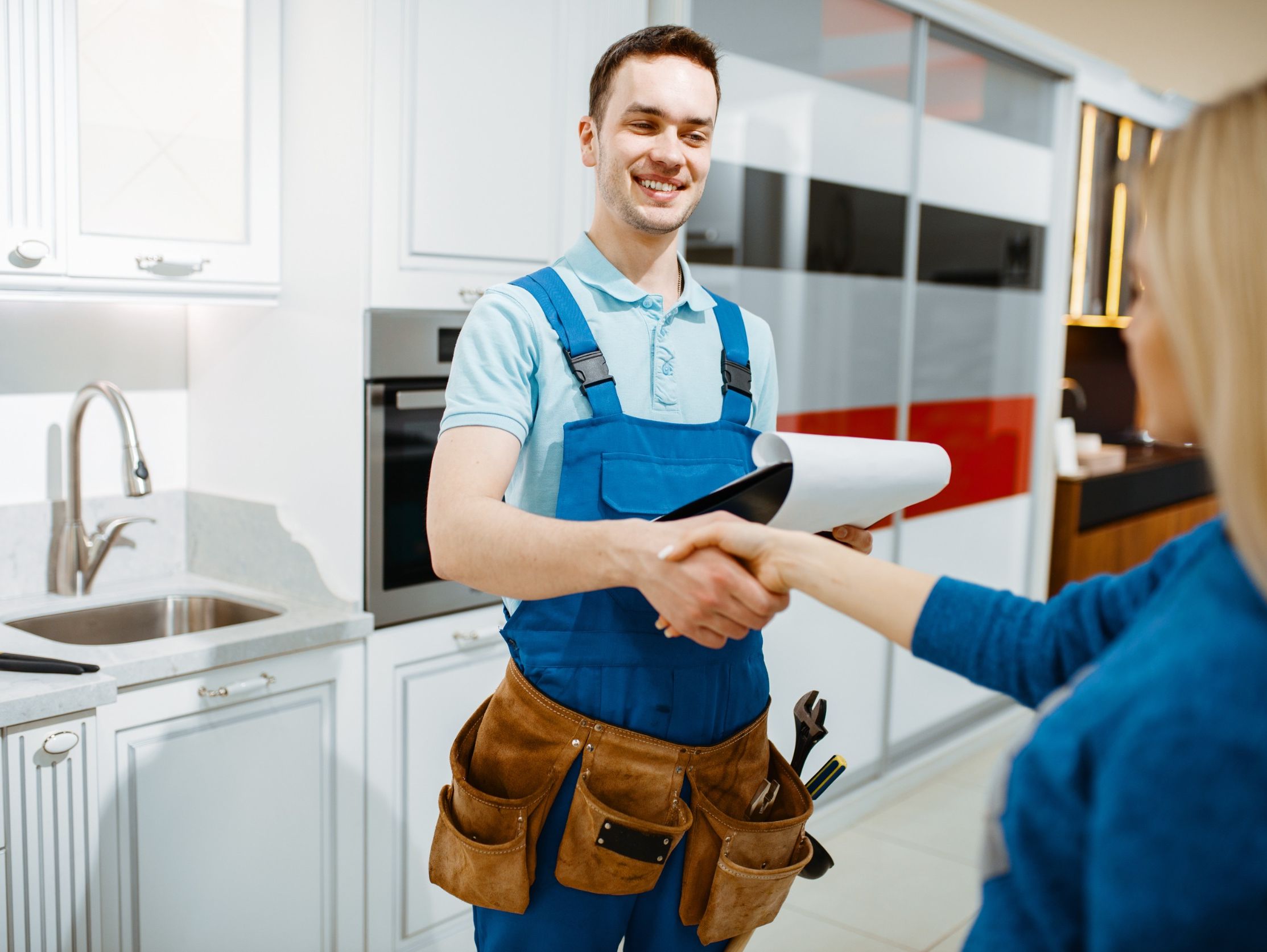 trabajador con un cliente